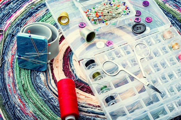 Panou cu materiale de broderie